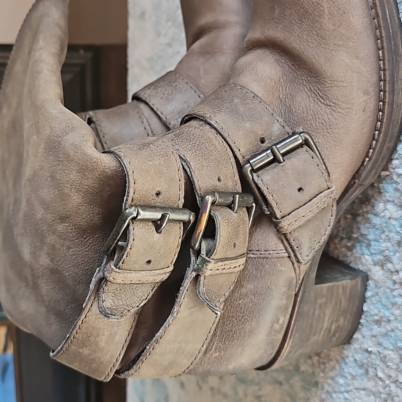 Brown's distressed leather buckle boots - Picture 4 of 8